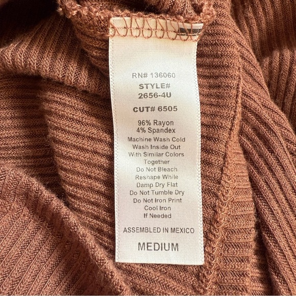 PST Brown Ribbed Knit Surplice Faux Wrap Deep V-Neck Short Sleeve Top Size M - Picture 9 of 11